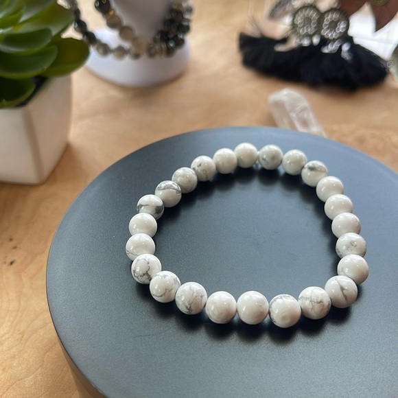 Natural Howlite Bracelet - Picture 1 of 1